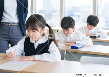 テストを受ける児童 123018100
