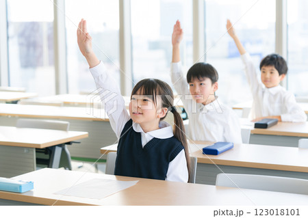 教室で挙手する授業イメージ 123018101