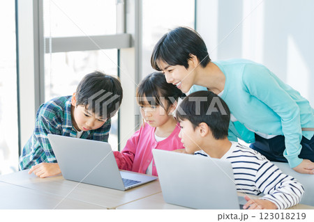 教室でパソコンを操作する小学生 教室でパソコンを操作する小学生 123018219
