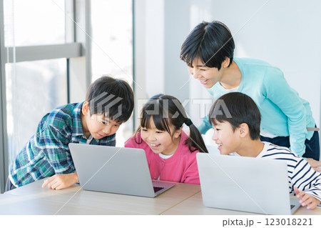 教室でパソコンを操作する小学生 教室でパソコンを操作する小学生 123018221