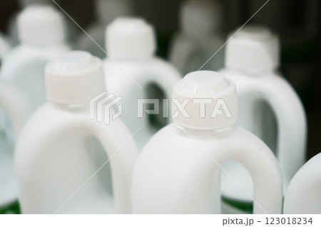 ショップに並ぶ選択洗剤のプラスチックボトル ショップに並ぶ選択洗剤のプラスチックボトル 123018234