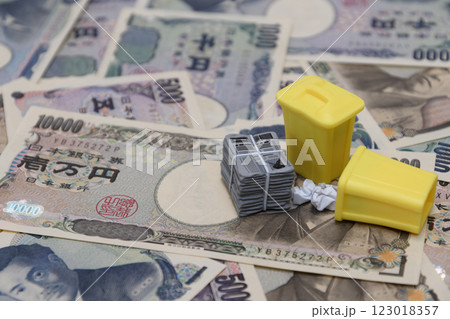 ゴミと紙幣 123018357