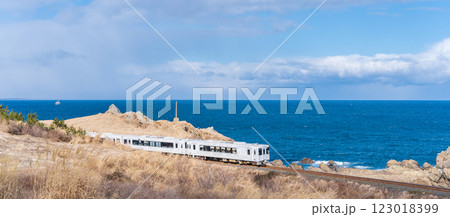 「青森県」種差海岸を走る東北エモーション「レストラン鉄道」・八戸市 「青森県」種差海岸を走る東北エモーション「レストラン鉄道」・八戸市 123018399