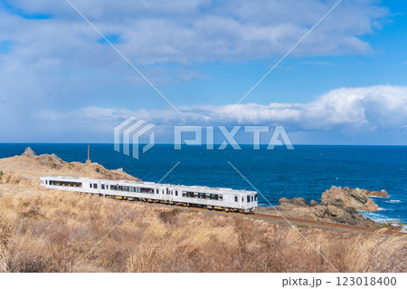 「青森県」種差海岸を走る東北エモーション「レストラン鉄道」・八戸市 123018400