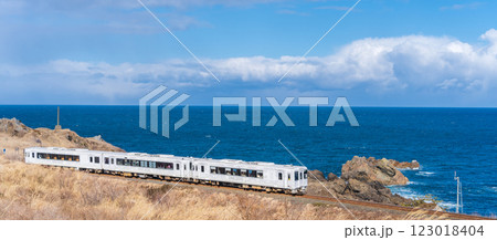 「青森県」種差海岸を走る東北エモーション「レストラン鉄道」・八戸市 「青森県」種差海岸を走る東北エモーション「レストラン鉄道」・八戸市 123018404