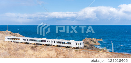 「青森県」種差海岸を走る東北エモーション「レストラン鉄道」・八戸市 123018406