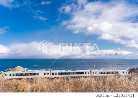 「青森県」種差海岸を走る東北エモーション「レストラン鉄道」・八戸市 123018411