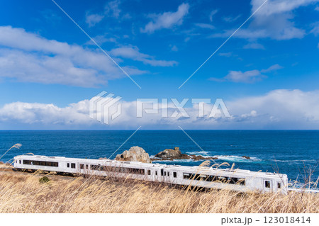 「青森県」種差海岸を走る東北エモーション「レストラン鉄道」・八戸市 「青森県」種差海岸を走る東北エモーション「レストラン鉄道」・八戸市 123018414