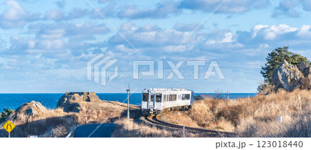 「青森県」種差海岸を走る東北エモーション「レストラン鉄道」・八戸市 「青森県」種差海岸を走る東北エモーション「レストラン鉄道」・八戸市 123018440