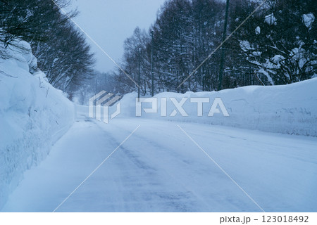 降り積もる雪の国道のドライブ　b-2 寒色 123018492