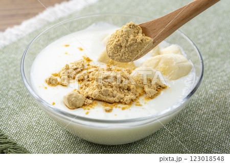 ヘルシーな朝食バナナヨーグルトに香ばしいきな粉トッピング ヘルシーな朝食バナナヨーグルトに香ばしいきな粉トッピング 123018548