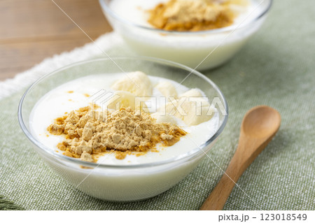 ヘルシーな朝食バナナヨーグルトに香ばしいきな粉トッピング ヘルシーな朝食バナナヨーグルトに香ばしいきな粉トッピング 123018549
