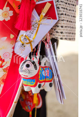 お宮参りの小物　犬の人形 123018741