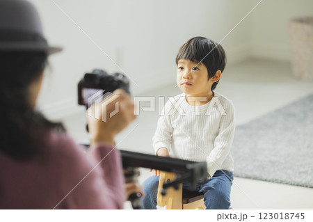 若い家族とカメラマン 若い家族とカメラマン 123018745