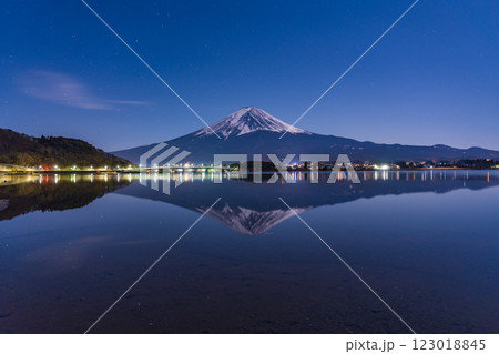 【山梨県】深夜の河口湖 湖面に映る、逆さ富士 【山梨県】深夜の河口湖 湖面に映る、逆さ富士 123018845