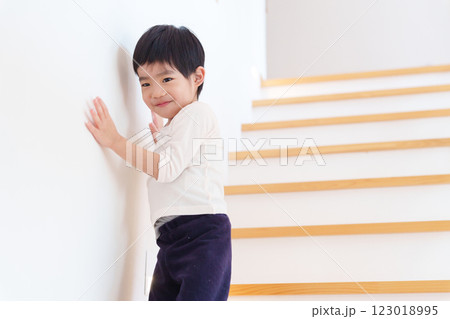 階段を降りる子供 階段を降りる子供 123018995