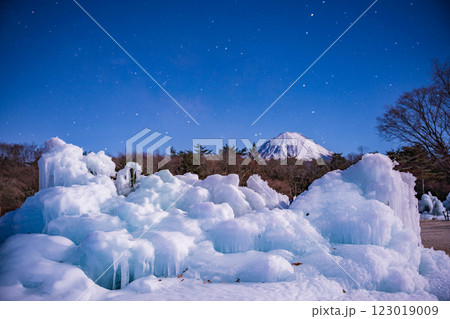 【山梨県】星降る夜の西湖野鳥の森公園、氷のオブジェと富士山 123019009
