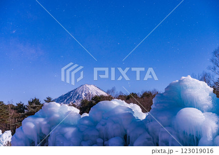 【山梨県】星降る夜の西湖野鳥の森公園、氷のオブジェと富士山 123019016
