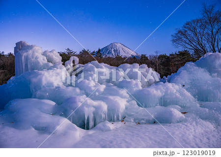 【山梨県】星降る夜の西湖野鳥の森公園、氷のオブジェと富士山 【山梨県】星降る夜の西湖野鳥の森公園、氷のオブジェと富士山 123019019