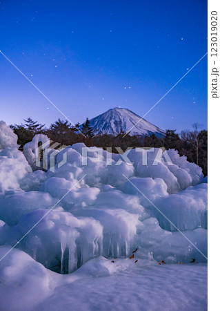 【山梨県】星降る夜の西湖野鳥の森公園、氷のオブジェと富士山 123019020