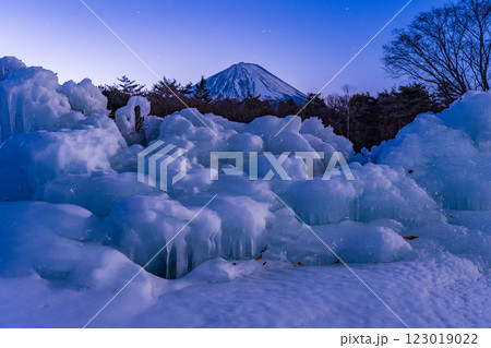 【山梨県】星降る夜の西湖野鳥の森公園、氷のオブジェと富士山 123019022