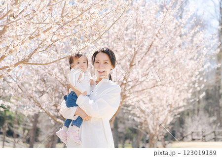 満開の桜を見る親子 満開の桜を見る親子 123019189