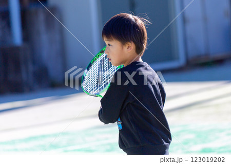 テニスをする男の子 幼児 テニスをする男の子 幼児 123019202