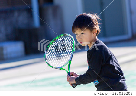 テニスをする男の子　幼児 123019203