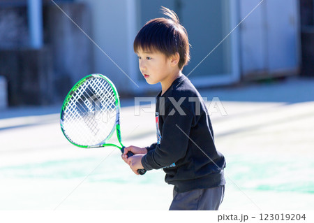 テニスをする男の子 幼児 テニスをする男の子 幼児 123019204