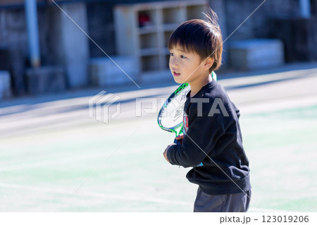 テニスをする男の子　幼児 123019206