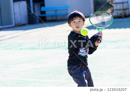テニスをする男の子 幼児 テニスをする男の子 幼児 123019207