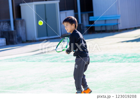テニスをする男の子　幼児 123019208