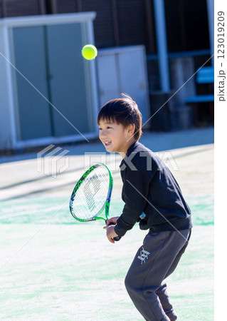 テニスをする男の子 幼児 テニスをする男の子 幼児 123019209
