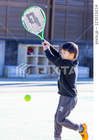 テニスをする男の子　幼児 123019214