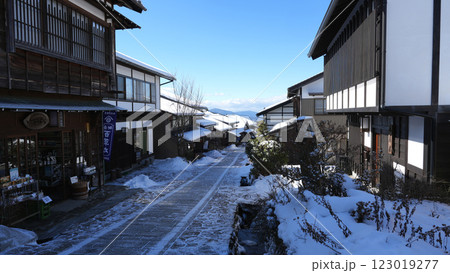 馬籠宿の雪景色 123019277