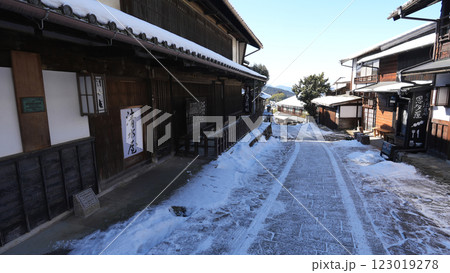 馬籠宿の雪景色 123019278