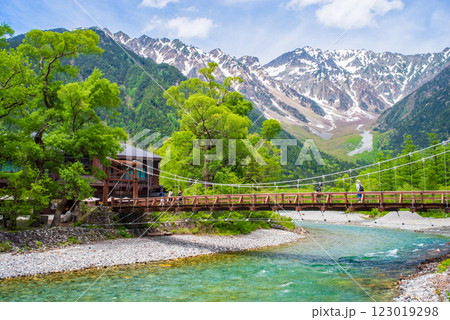 《初夏の上高地》新緑が美しい河童橋と穂高連峰の絶景 123019298