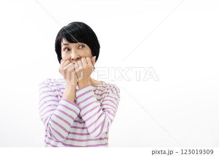 ウキウキしているボーダーTの中年女性 123019309