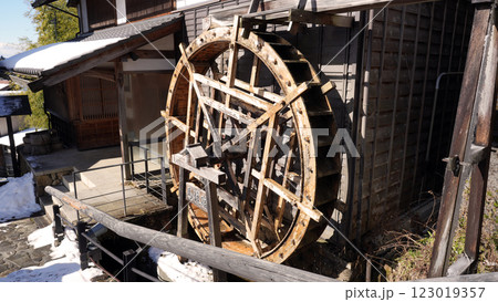 中山道　馬籠宿の雪景色　水車のある風景 123019357