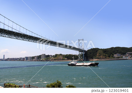 関門海峡の関門橋 関門海峡の関門橋 123019401