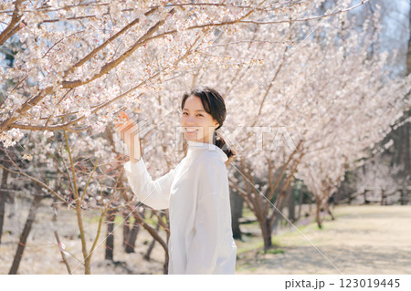 桜並木を散歩する若い女性 桜並木を散歩する若い女性 123019445