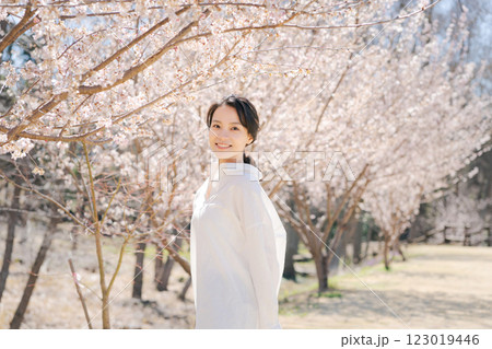 桜並木を散歩する若い女性 桜並木を散歩する若い女性 123019446