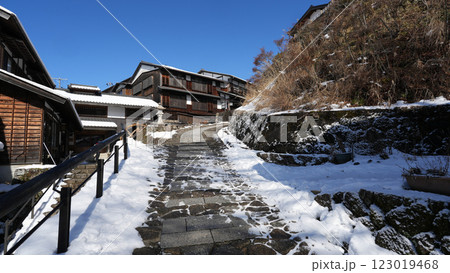 中山道　馬籠宿の雪景色 123019468
