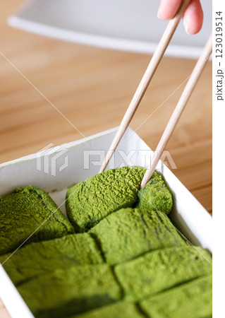 Closeup of Warabi mochi. Traditional Japanese sweet from bracken starch. 123019514