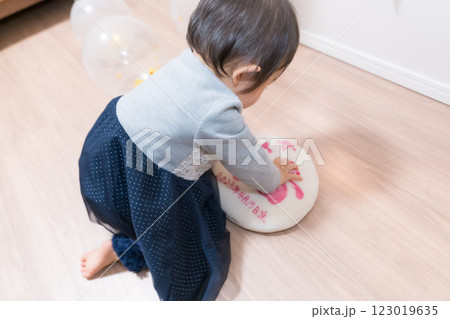 日本人の1歳の女の子の誕生日パーティー	一升餅 123019635