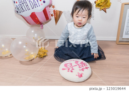 日本人の1歳の女の子の誕生日パーティー 一升餅 日本人の1歳の女の子の誕生日パーティー 一升餅 123019644