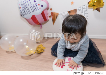 日本人の1歳の女の子の誕生日パーティー 一升餅 日本人の1歳の女の子の誕生日パーティー 一升餅 123019662