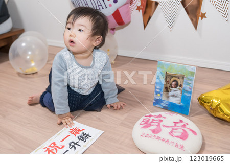 日本人の1歳の女の子の誕生日パーティー	一升餅 123019665