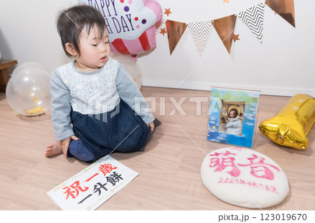 日本人の1歳の女の子の誕生日パーティー	一升餅 123019670