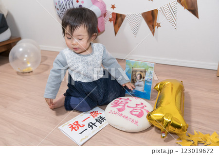 日本人の1歳の女の子の誕生日パーティー	一升餅 123019672